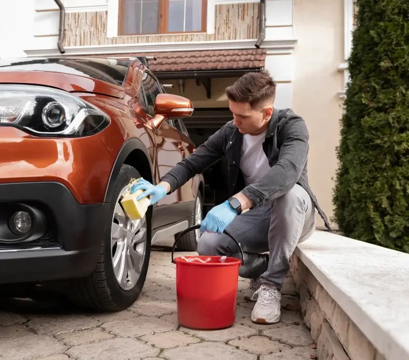 Lavage auto à domicile Saint-Georges-des-Groseillers : professionnel intervenant sur un véhicule